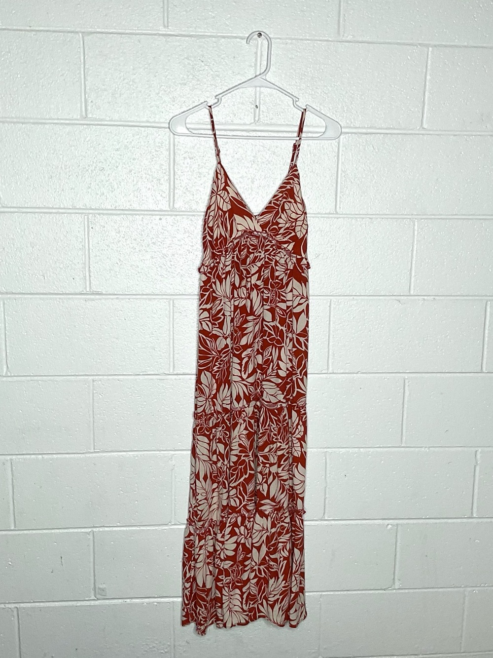< Red & White Floral Tiered Dress Size Medium Girly Summer Vacation >